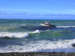 В Сочи продолжаются поиски унесенных в море детей