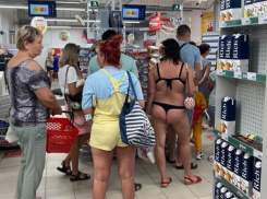 Без маски не обслужат: в Сочи полуголая туристка пришла в магазин