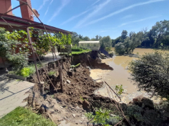 Берег реки Афипс обрушился рядом с домом в Краснодарском крае