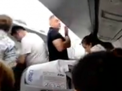 Пассажиров рейса Сочи-Краснодар сняли с борта самолета из-за утечки топлива