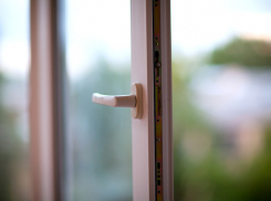 В центре Краснодара женщина выпала из окна 5-го этажа 