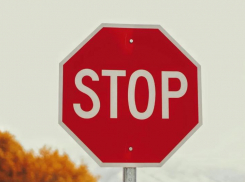 В Краснодаре на дороге появилась дыра в пять метров - видео