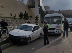 Водитель маршрутки в Сочи попал под колеса Lexus