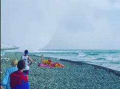 Вышедший из моря смерч в Новороссийске сняли на видео туристы