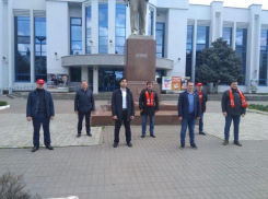 В Краснодаре коммунисты получили штраф за возложение цветов к памятнику Ленина