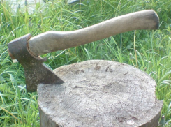  Пенсионер зарубил своего спящего родственника топором в Апшеронском районе 