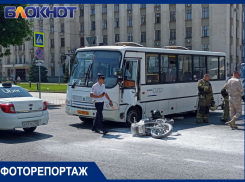 У администрации Краснодарского края автобус сбил девушку на байке: фото и видео