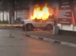 Полыхающий полицейский УАЗ в Краснодаре засняли на видео