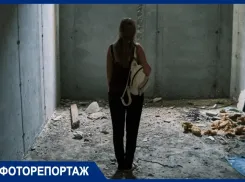 Граффити, коробки от шприцов и колючая проволока: показываем оккупированный подростками недострой на Курортной