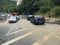 В Сочи из-за смерча обрушилась часть склона на трассу