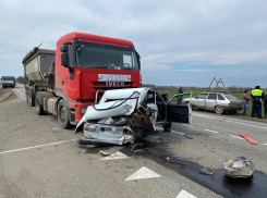 В Краснодарском крае две женщины погибли в ДТП легковушки и грузовиков
