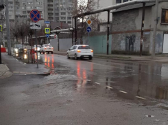 «Фонтаны нечистот, смрад», – краснодарцы жалуются на фекальные лужи