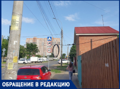 В Краснодаре повисший над тротуаром электропровод угрожает пешеходам