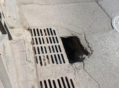 Большая дыра появилась на улице Ставропольской в Краснодаре 