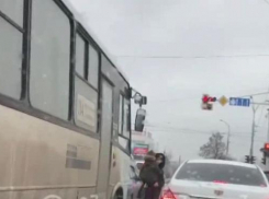 Женщина с ребенком на руках, просящая милостыню на проезжей части в Краснодаре, возмутила горожан 