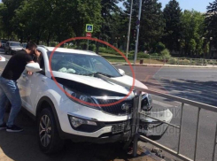 Забор снова чуть не унес жизнь водителя авто в Краснодаре