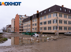 В «краснодарском гетто» из-за ремонта на проблемной улице Ратной Славы люди не могут пройти по дороге