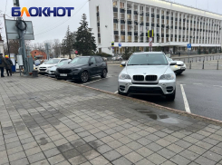 Краснодарские чиновники прячут госномера авто у мэрии после упрёков Евгения Наумова