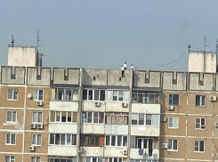 Школьники залезли на крышу многоэтажки напротив военкомата Краснодара