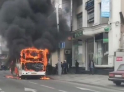  Автобус в центре Краснодара загорелся из-за «гаражных переделок» 