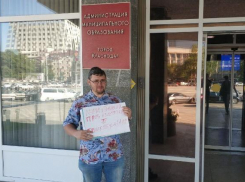 Одиночный пикет за сохранение троллейбусов на Красной провел краснодарец у мэрии 