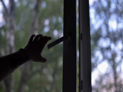 Полуторогодовалый ребенок чудом остался жив после падения из окна в Сочи