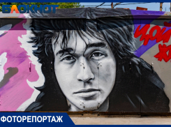 В центре Краснодара на месте Моргенштерна* нарисовали портрет Виктора Цоя ко дню рождения его сына