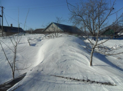 В заваленном снегом доме на Кубани нашли мертвого пенсионера и чуть живую девушку 