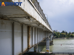 18-летняя девушка упала с Тургеневского моста в Кубань