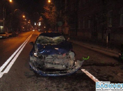 В Краснодаре мотоциклистка въехала в легковушку 