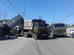  В Новороссийске «КамАЗ» снес остановку 