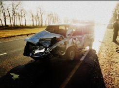 Две легковушки столкнулись на «встречке» на Кубани: трое ранены