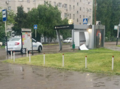 Напившийся до беспамятства водитель «Жигули» снес остановку и четыре машины в Краснодаре
