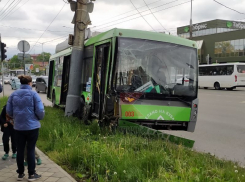 В Краснодаре троллейбус протаранил столб