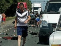 Два грузовика раздавили легковой автомобиль в Краснодарском крае