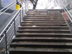 В мэрии Краснодара прокомментировали жалобы жителей на скользкую плитку на переходе