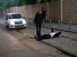 «Краснодарский стопхам» - мужчина, лежа на рельсах, заблокировал проезд