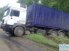 В Тимашевском районе грузовой автомобиль столкнулся с легковушкой
