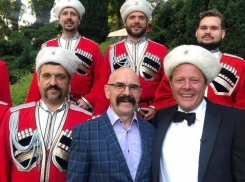 Ведущий «Поедем, поедим» спел с Кубанским казачьим хором и пофлиртовал с краснодарками