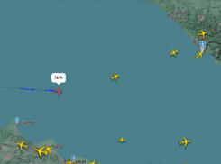 Неизвестный самолёт без позывного летит над морем к Краснодарскому краю