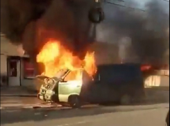 В пригороде Новороссийска сгорел микроавтобус с булочками 