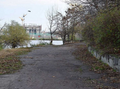 В парковой зоне стадиона «Кубань» ремонтируют часть набережной