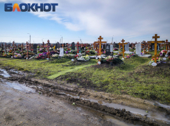 В Краснодаре люди идут по колено в грязи на кладбище погибших в СВО