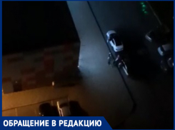 «Подъезжают машины, включают музыку, орут»: краснодарцы пожаловались на работу круглосуточного магазина