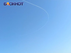 Краснодарцы после хлопка увидели в небе самолёт 