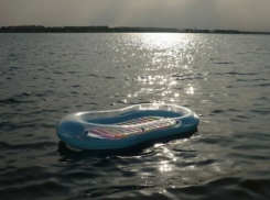 В Краснодарском крае семилетнего мальчика на надувном матрасе унесло в море