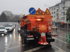 После обрушившегося на Краснодар снега на улицы города вышла спецтехника 