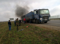 У многотонной фуры на М4 под Кореновском загорелось колесо