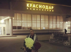 Анастасия Волочкова «не смогла сдержать слез» от встречи с фанатами в аэропорту Краснодара