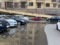 В Краснодаре вода из канализации залила парковку ЖК на Гидрострое